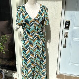 HARLOW & ROSE. NWT. High/ Low. Ruffles along front. Size Medium. Zip Clo…